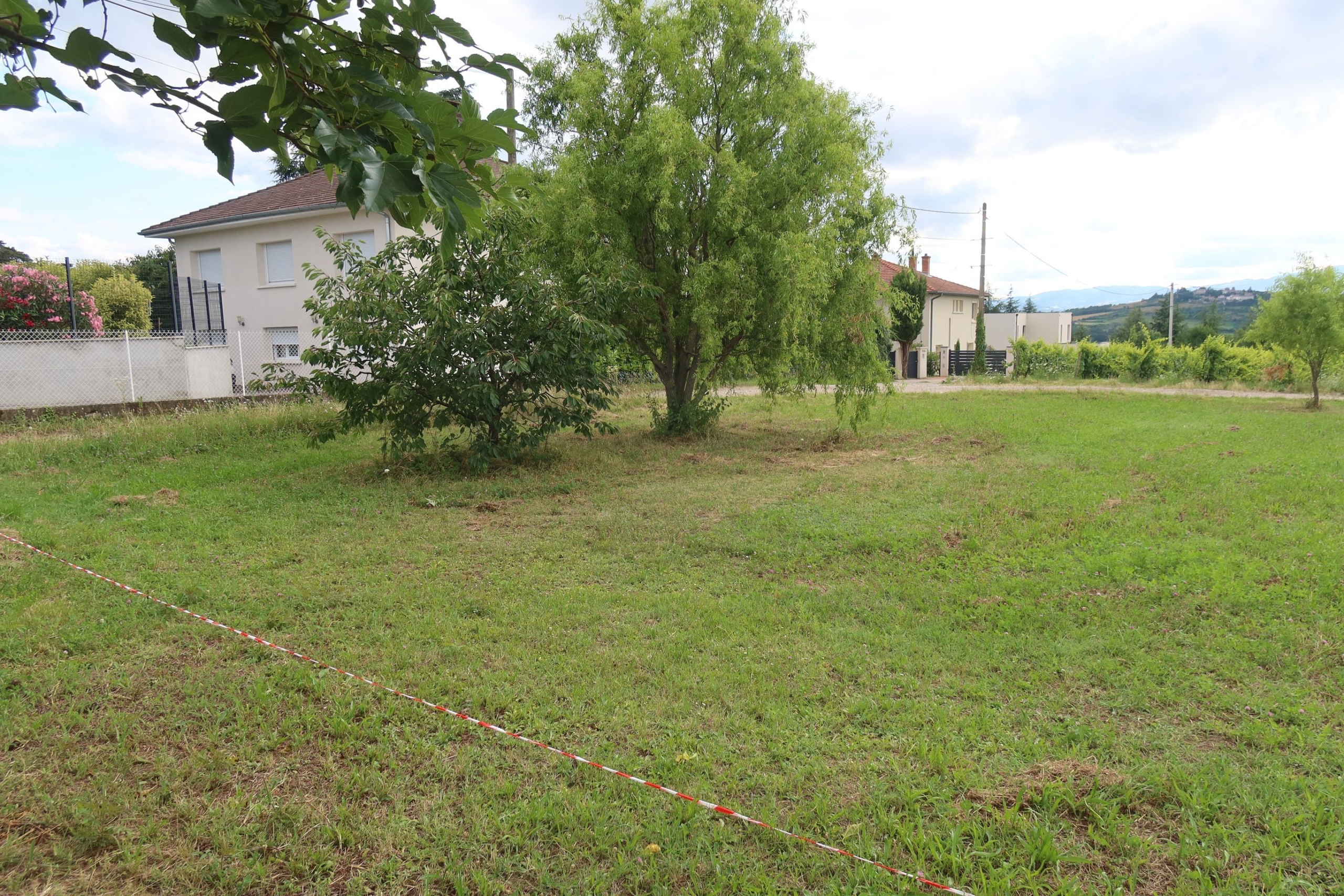 A 20′ au so de lyon , à millery , tb terrain constructible 640m²avec belle vue
