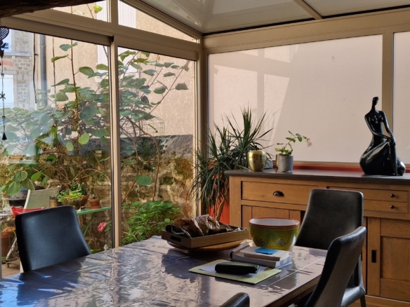 Prox mornant charme et espace pour cette maison de village avec piece atelier attenante