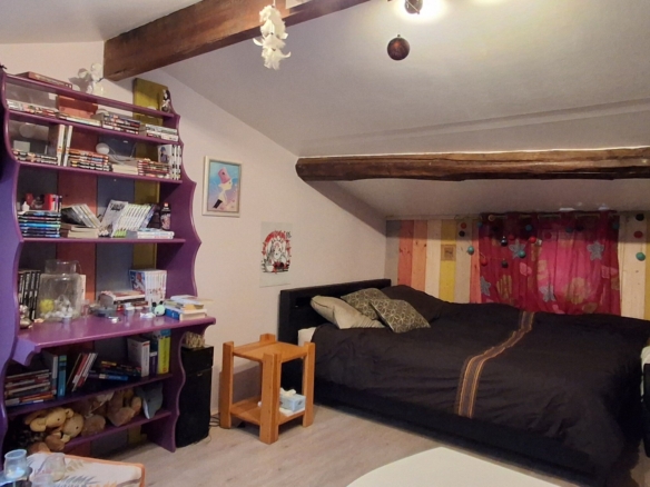 Prox mornant charme et espace pour cette maison de village avec piece atelier attenante