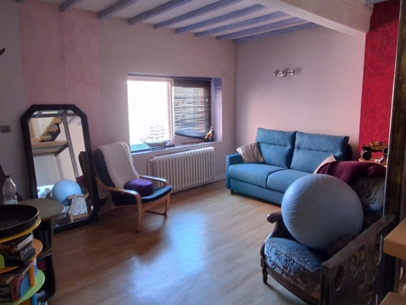 Prox mornant charme et espace pour cette maison de village avec piece atelier attenante