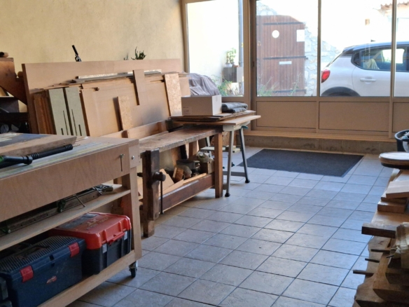 Prox mornant charme et espace pour cette maison de village avec piece atelier attenante