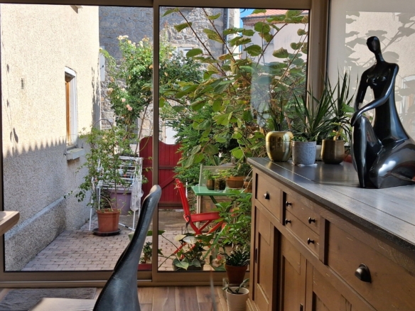 Prox mornant charme et espace pour cette maison de village avec piece atelier attenante