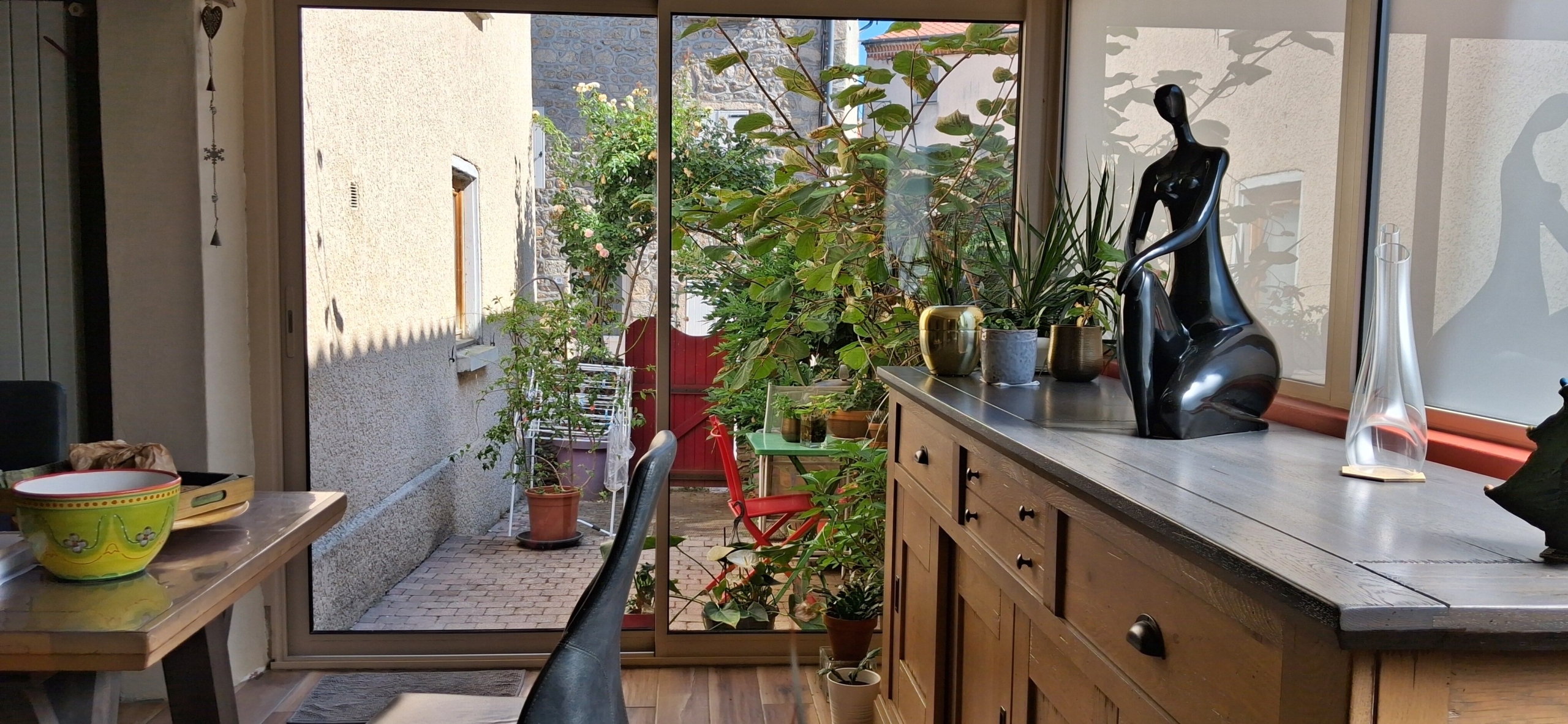 Prox mornant charme et espace pour cette maison de village avec piece atelier attenante