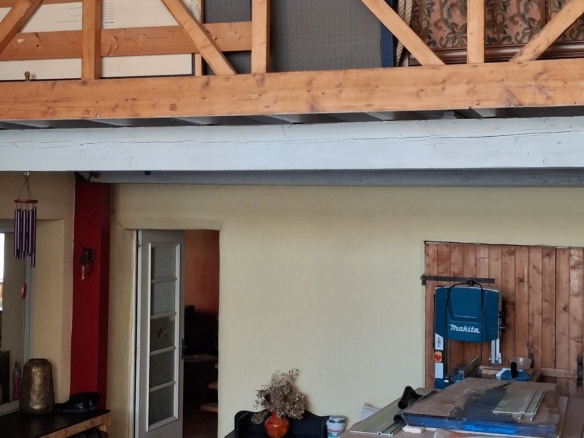 Prox mornant charme et espace pour cette maison de village avec piece atelier attenante