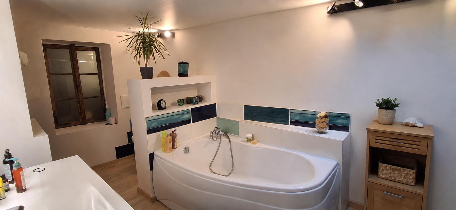 Prox mornant charme et espace pour cette maison de village avec piece atelier attenante