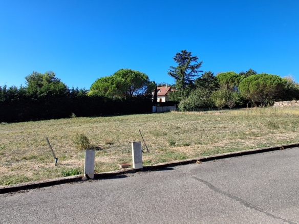Aux portes de lyon , dans le village de taluyers, tres beau terrain plat pret a construire 977m²
