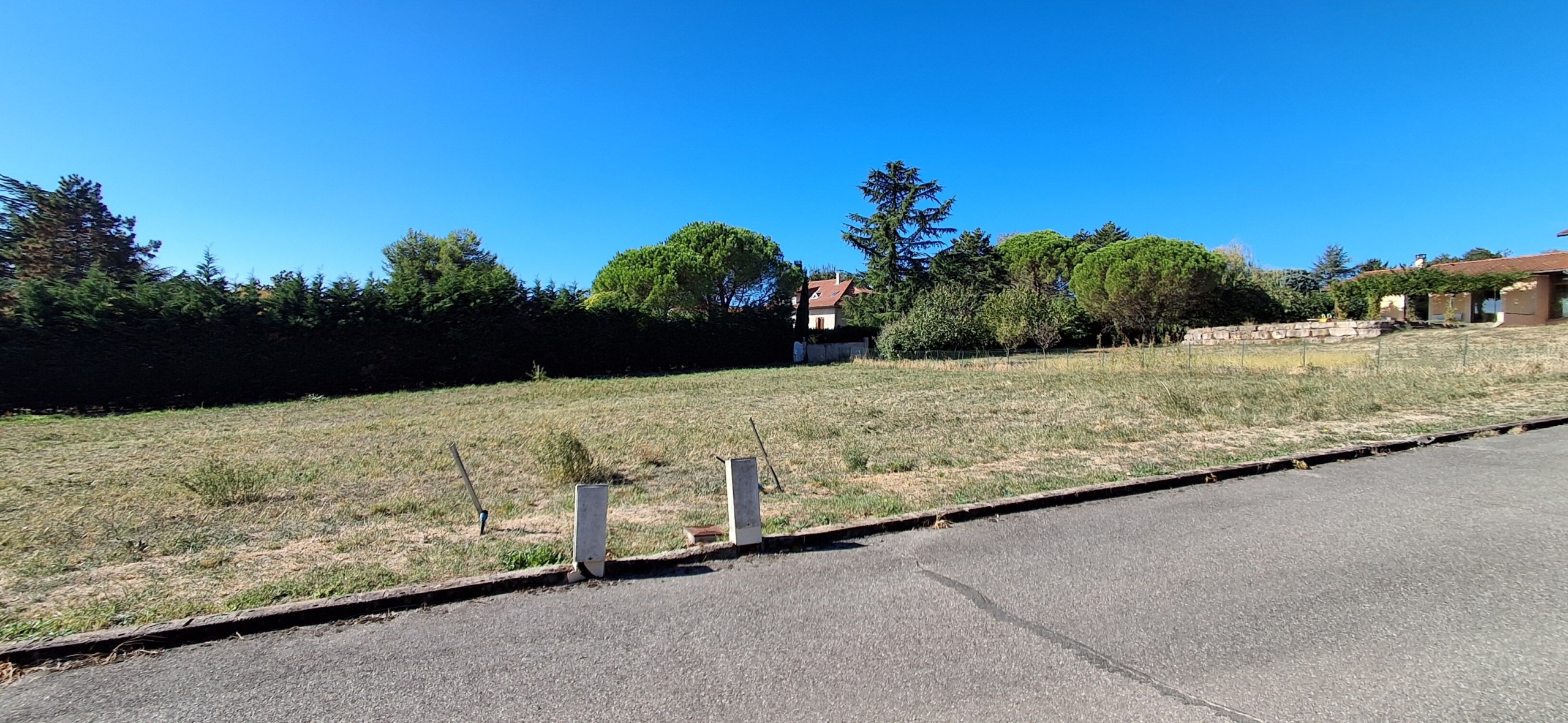 Aux portes de lyon , dans le village de taluyers, tres beau terrain plat pret a construire 977m²