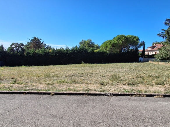Aux portes de lyon , dans le village de taluyers, tres beau terrain plat pret a construire 977m²