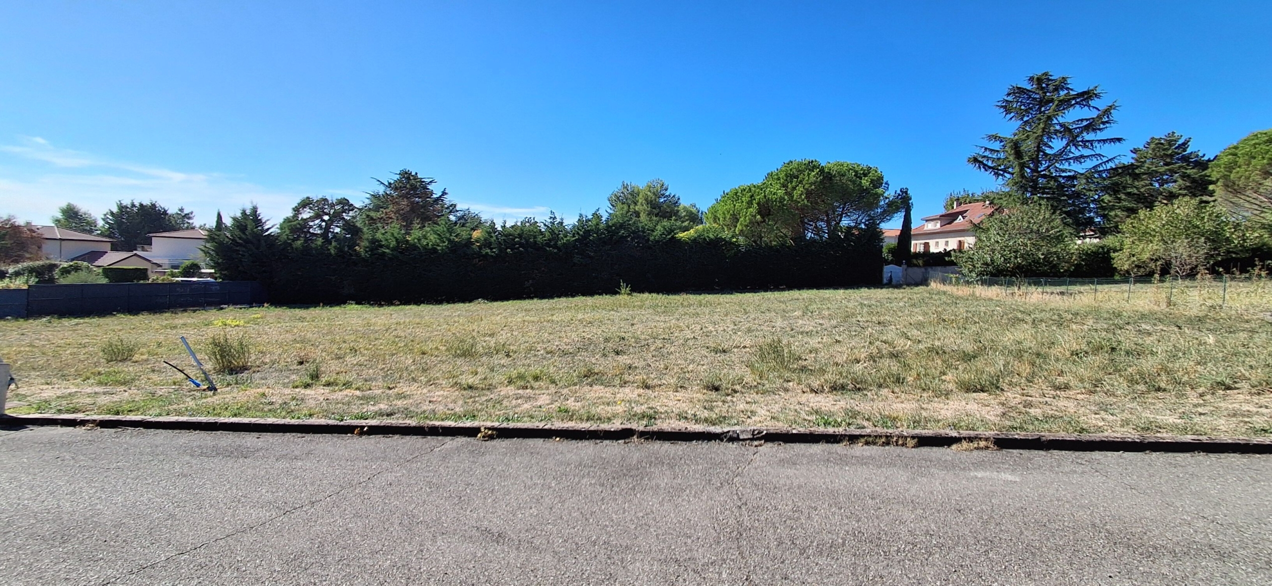 Aux portes de lyon , dans le village de taluyers, tres beau terrain plat pret a construire 977m²