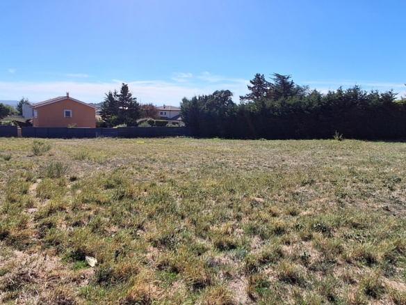 Aux portes de lyon , dans le village de taluyers, tres beau terrain plat pret a construire 977m²