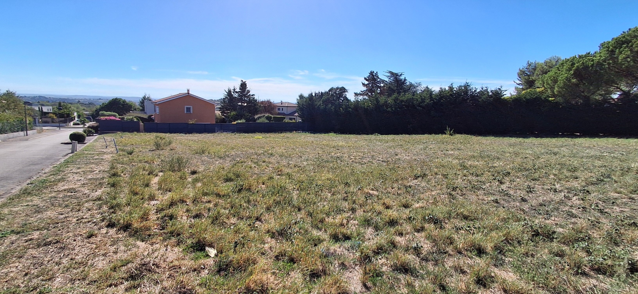 Aux portes de lyon , dans le village de taluyers, tres beau terrain plat pret a construire 977m²