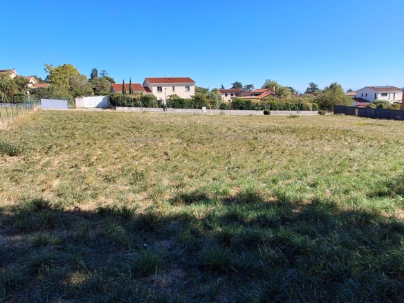 Aux portes de lyon , dans le village de taluyers, tres beau terrain plat pret a construire 977m²