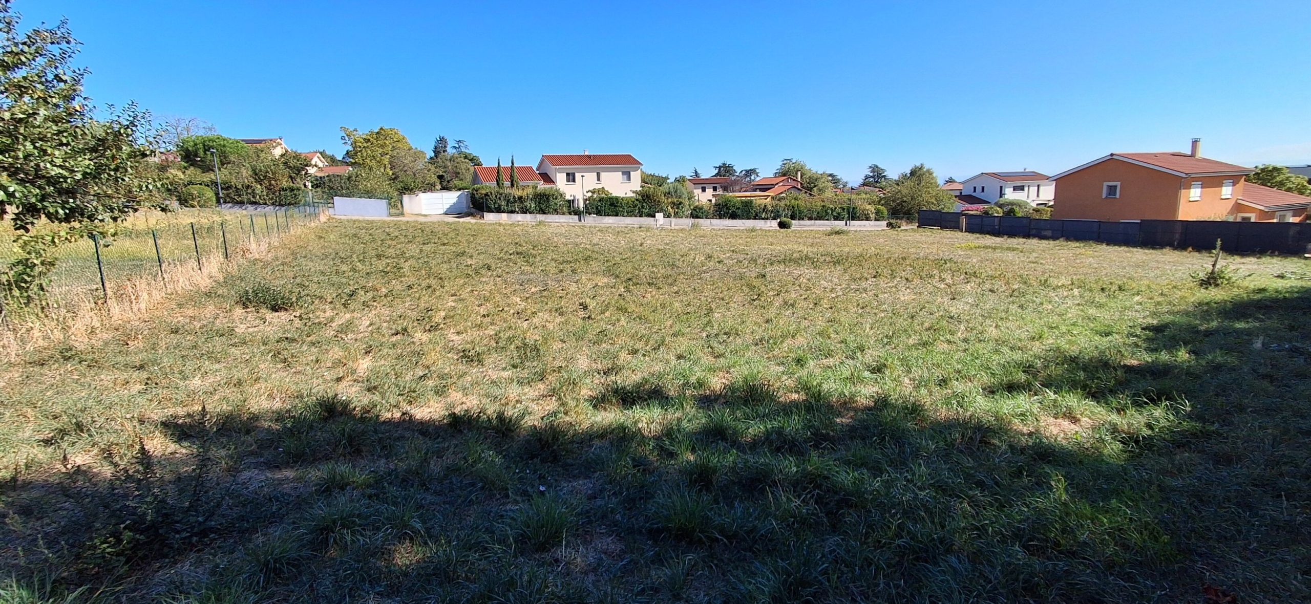 Aux portes de lyon , dans le village de taluyers, tres beau terrain plat pret a construire 977m²