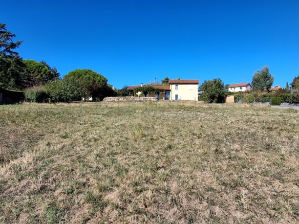 Aux portes de lyon , dans le village de taluyers, tres beau terrain plat pret a construire 977m²
