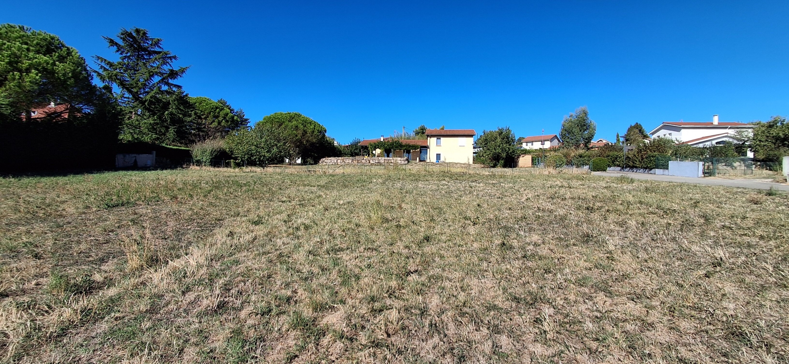 Aux portes de lyon , dans le village de taluyers, tres beau terrain plat pret a construire 977m²