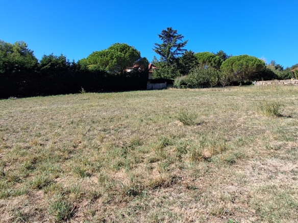 Aux portes de lyon , dans le village de taluyers, tres beau terrain plat pret a construire 977m²