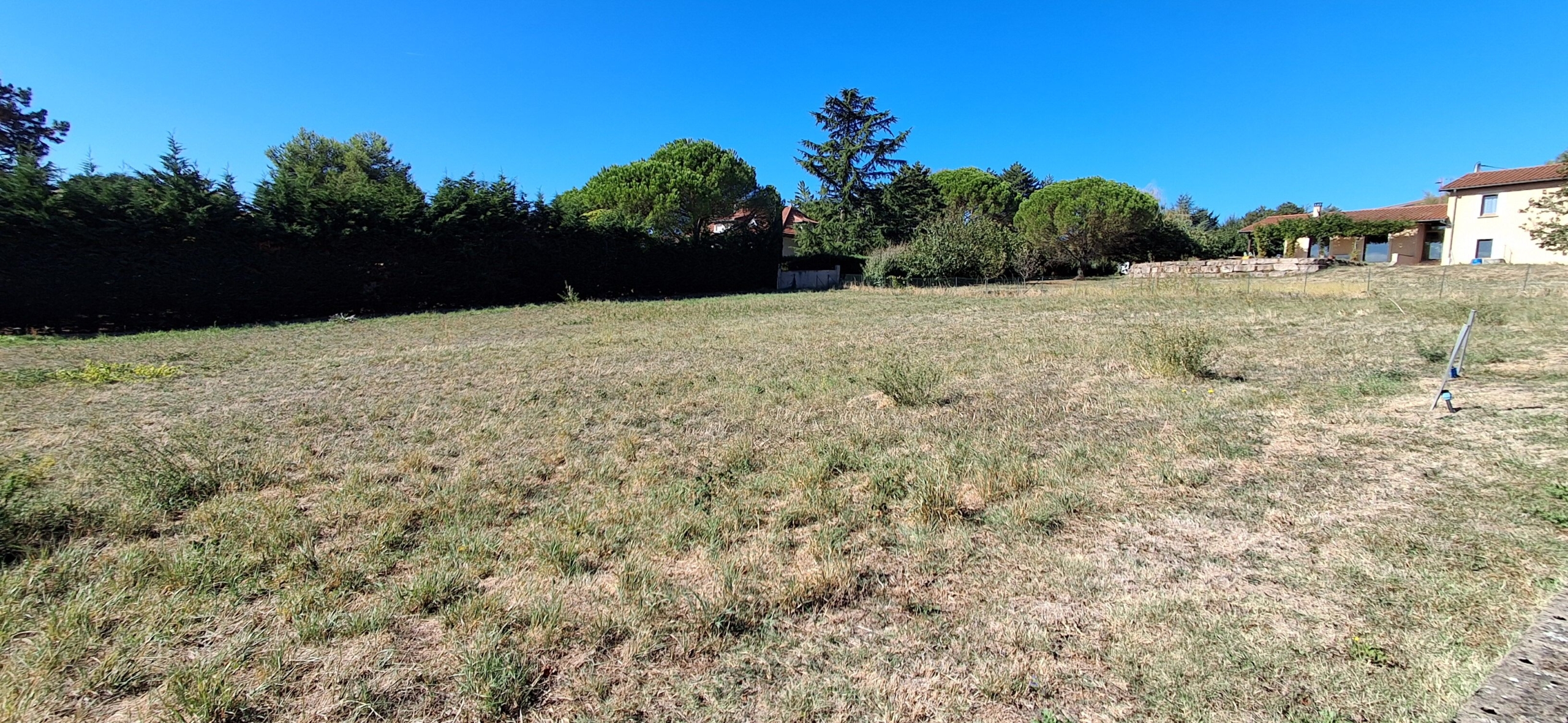 Aux portes de lyon , dans le village de taluyers, tres beau terrain plat pret a construire 977m²