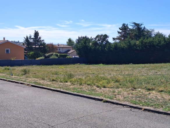 Aux portes de lyon , dans le village de taluyers, tres beau terrain plat pret a construire 977m²