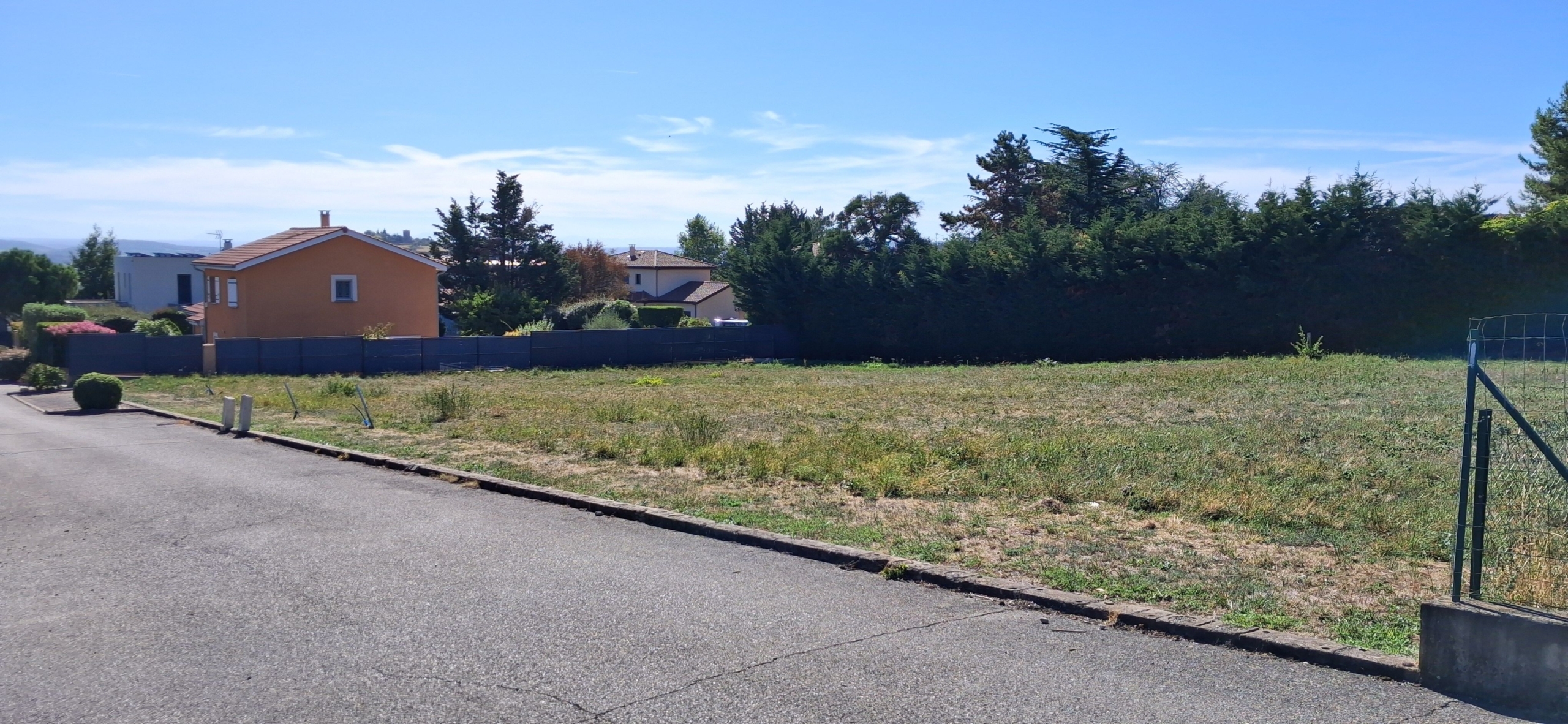 Aux portes de lyon , dans le village de taluyers, tres beau terrain plat pret a construire 977m²
