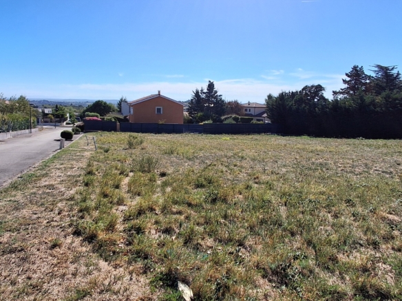 Aux portes de lyon , dans le village de taluyers, tres beau terrain plat pret a construire 977m²