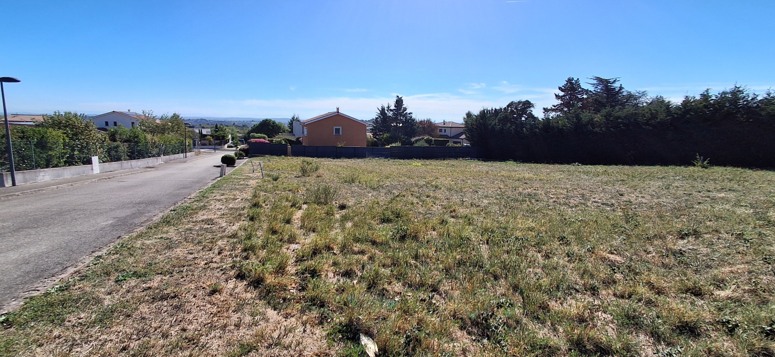 Aux portes de lyon , dans le village de taluyers, tres beau terrain plat pret a construire 977m²